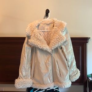 URBAN OUTFITTERS WHOTE TEDDY COAT